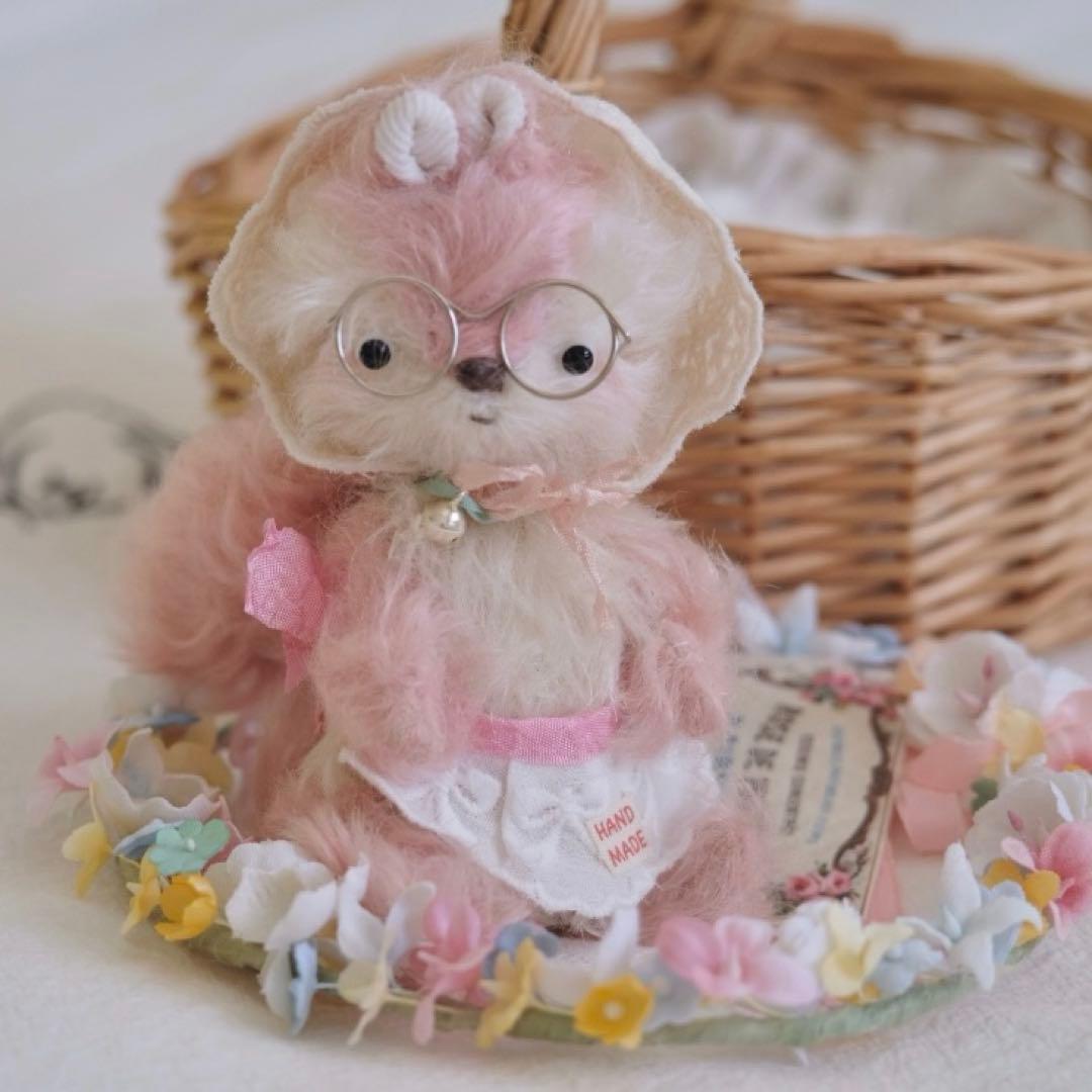 赤リンゴポシェットを下げたレッサーパンダさん