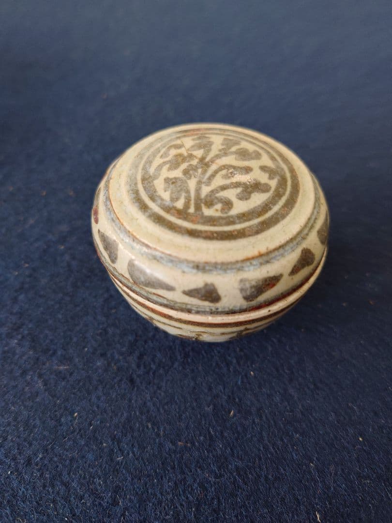 中国　北宋時代影青香合　牡丹紋　木箱付　アンティーク1227 中国北宋時代影青香合牡丹紋木箱付アンティーク1227