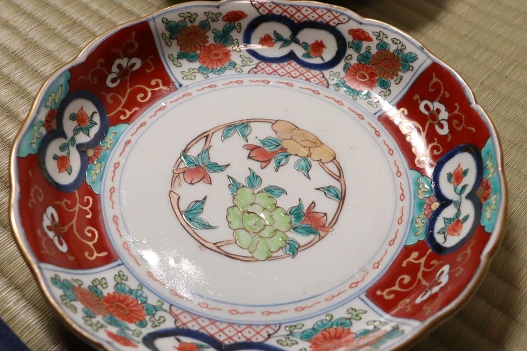 古伊万里 色絵 七寸皿 二客 21㎝ 草花 菊 牡丹 蝶 唐草 錦手CL95