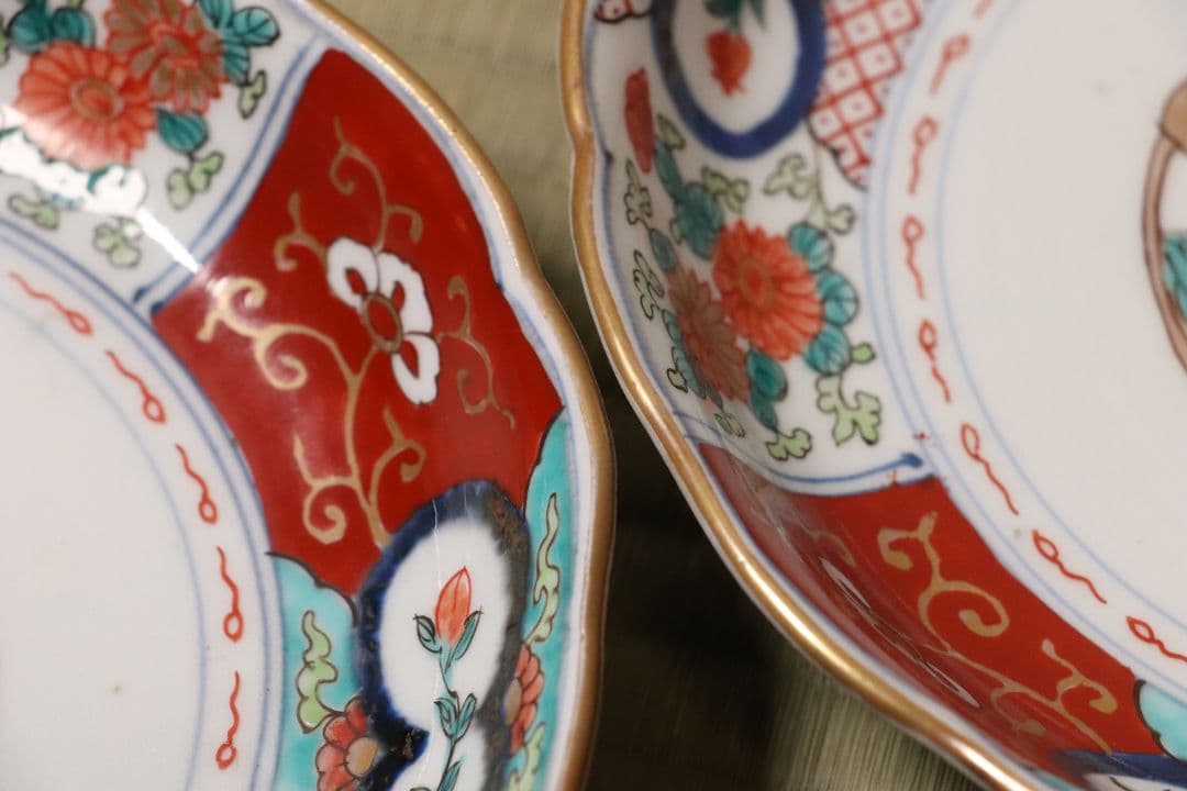 古伊万里 色絵 七寸皿 二客 21㎝ 草花 菊 牡丹 蝶 唐草 錦手CL95