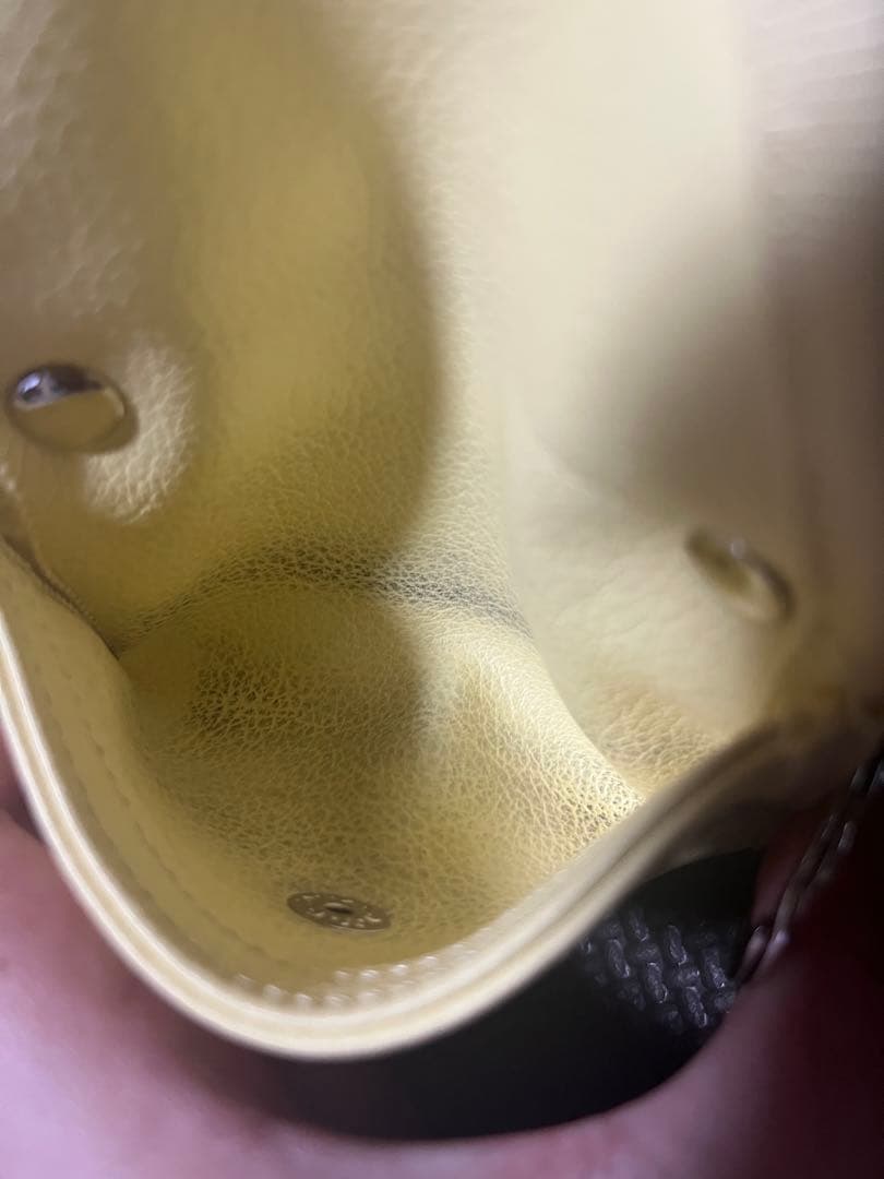 紫と黄色の波型ケース