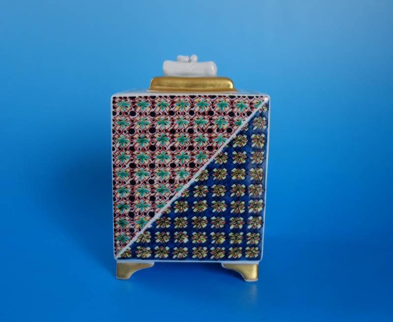 九谷焼　色絵 更紗小紋 角香炉 金襴手　　武腰敏昭 　日本芸術院賞受賞 2412