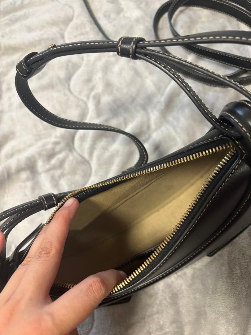 黒レザー ハーフムーン型ショルダーバッグ