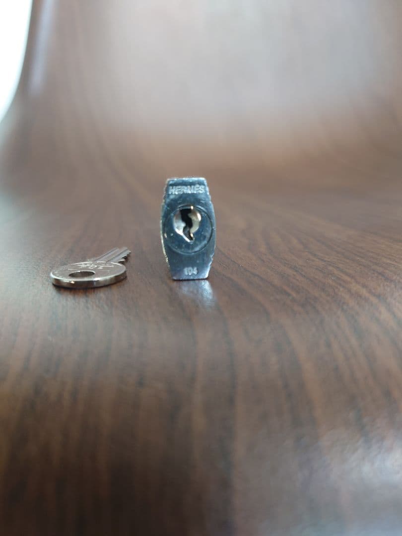 本皮キューブハンドバック（エルメスのカデナ付）