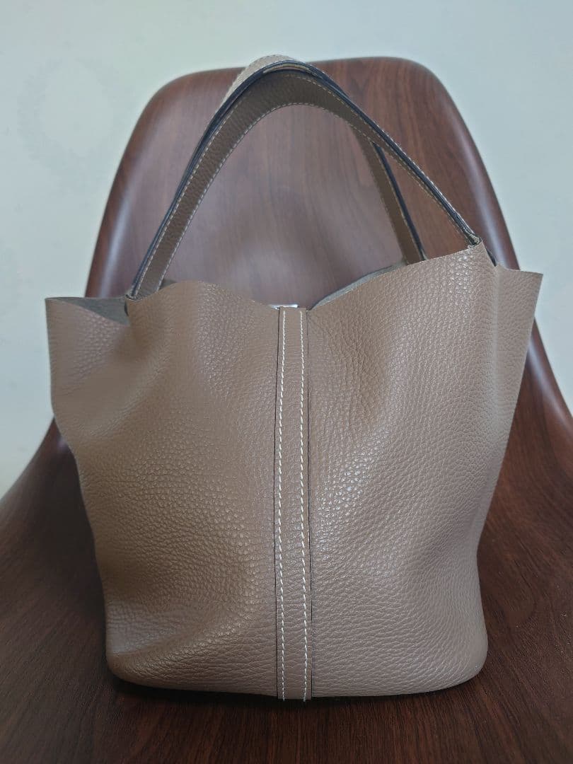 本皮キューブハンドバック（エルメスのカデナ付）