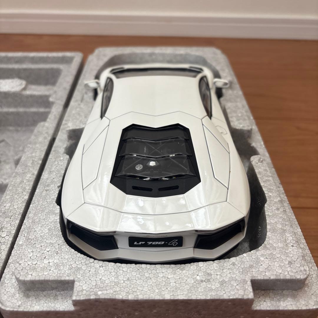 オートアート　ランボルギーニ アヴェンタドール Lホワイト 1/18