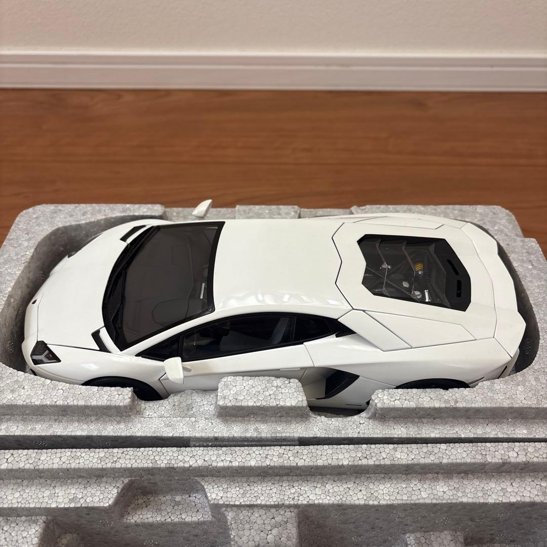 オートアート　ランボルギーニ アヴェンタドール Lホワイト 1/18