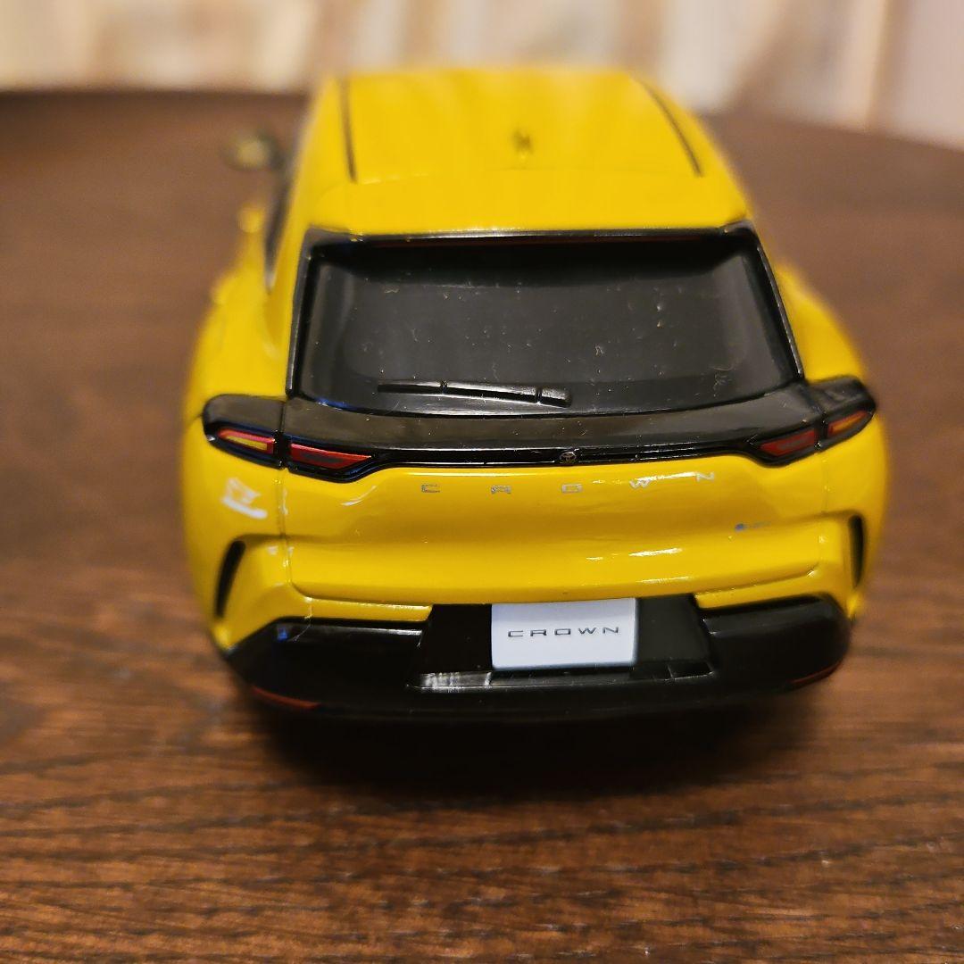 CROWNスポーツ　マスタード色　30分の1　ミニカー