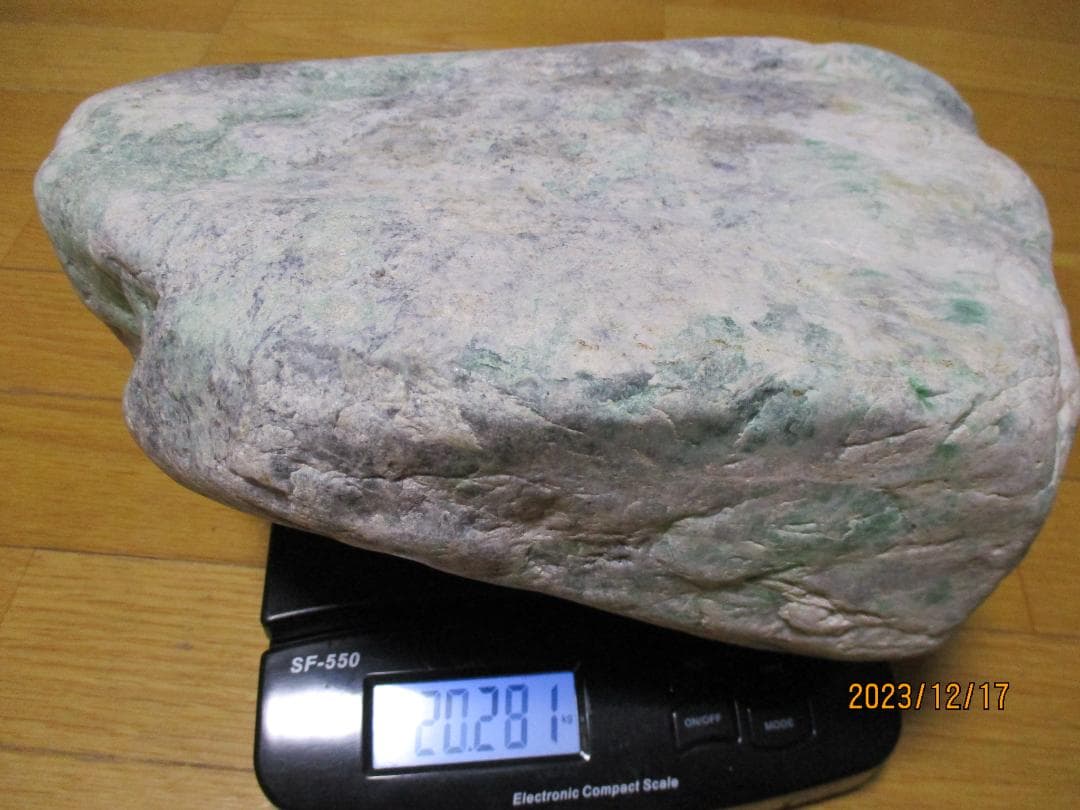 黒灰×緑】糸魚川ヒスイ翡翠原石20kg