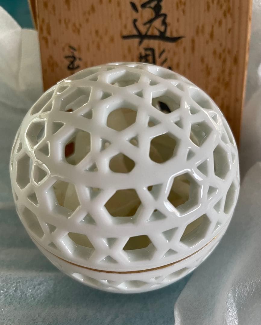 未使用品　玉泉作　透彫香炉: 透かし彫りを施した香炉　金の縁取り　木箱付き
