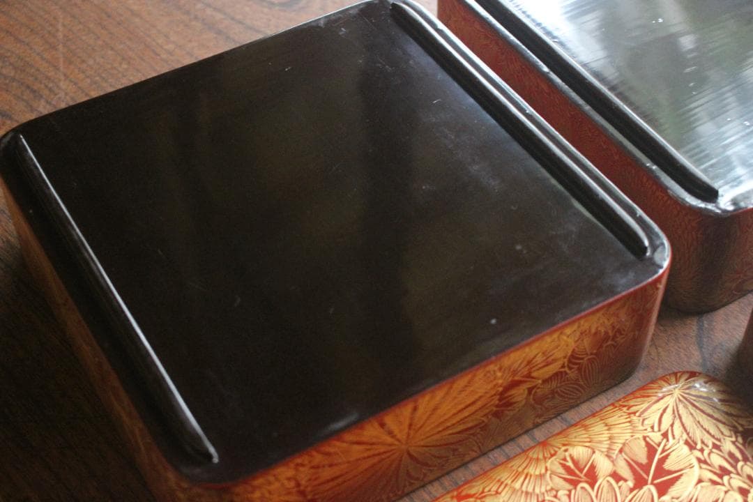 小傷あり！上質朱漆に極上菊詰沈金の映える輪島塗三段重（検重箱お重