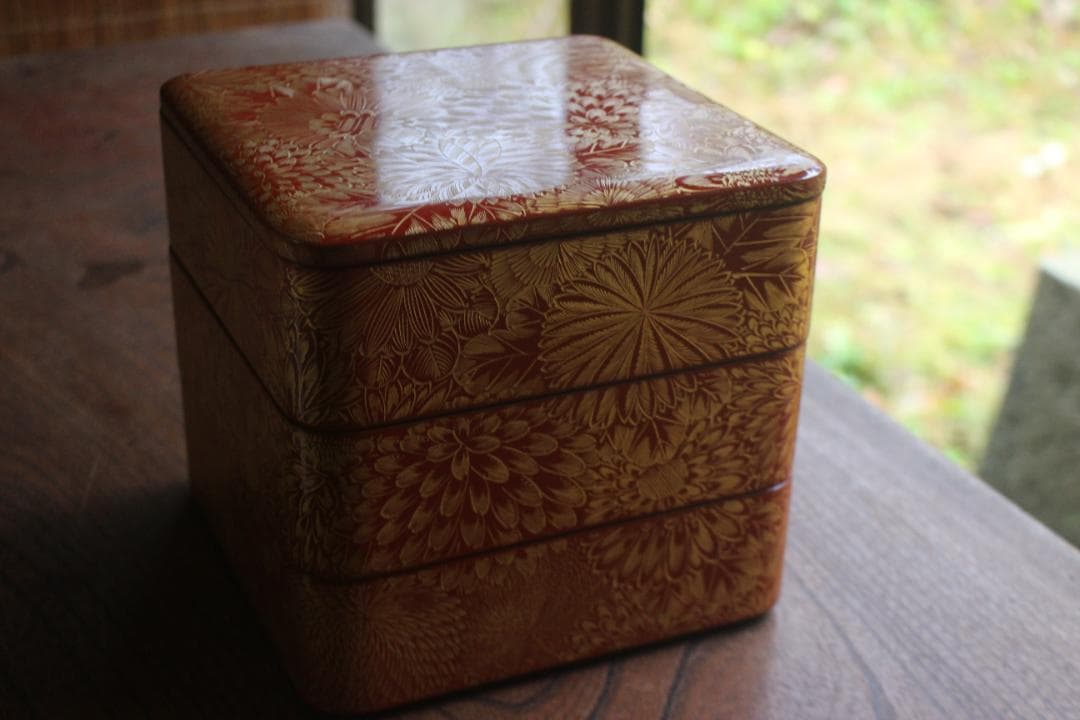 小傷あり！上質朱漆に極上菊詰沈金の映える輪島塗三段重（検重箱お重