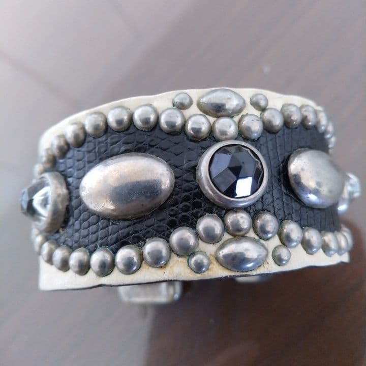 ウルフズ⭐︎約35㎜スタッズレザーブレスレット