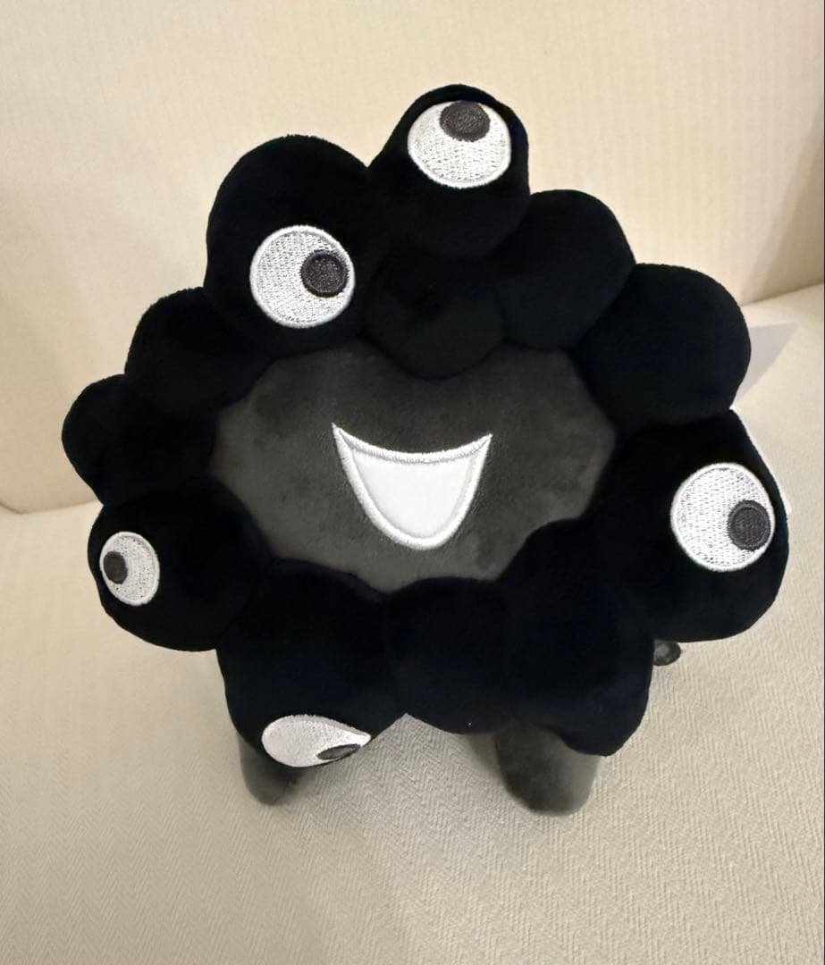 黒ミャクミャク 這い型 ぬいぐるみ Mサイズ☆