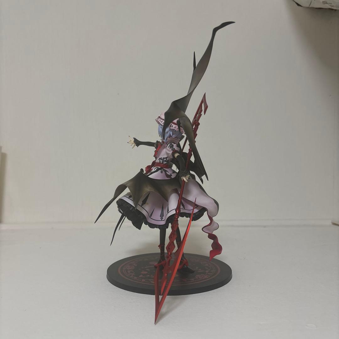 翼付きフィギュア 赤黒白　レミリアスカーレット