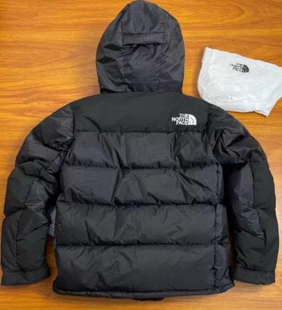 タフで軽量、ブラックナイロンのヒマラヤンパーカーで冬を楽しもう。