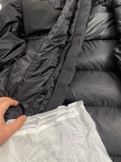 タフで軽量、ブラックナイロンのヒマラヤンパーカーで冬を楽しもう。