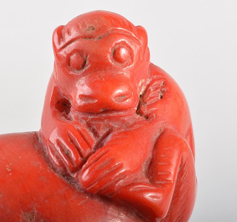 時代提げ物 山珊瑚 赤珊瑚彫刻 干支 柿に猿 根付 置物 C R5191 - メルカリ