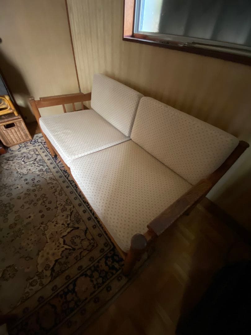 クリーム色の木製2人掛けソファ
