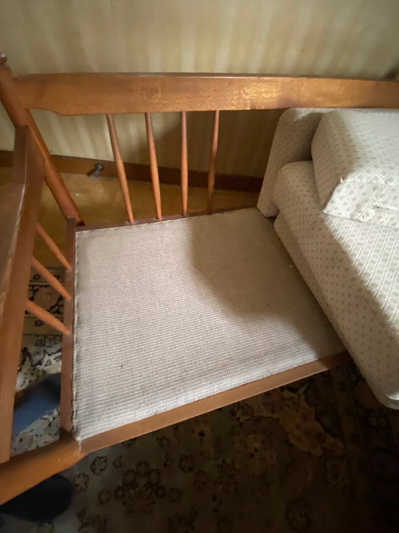 クリーム色の木製2人掛けソファ