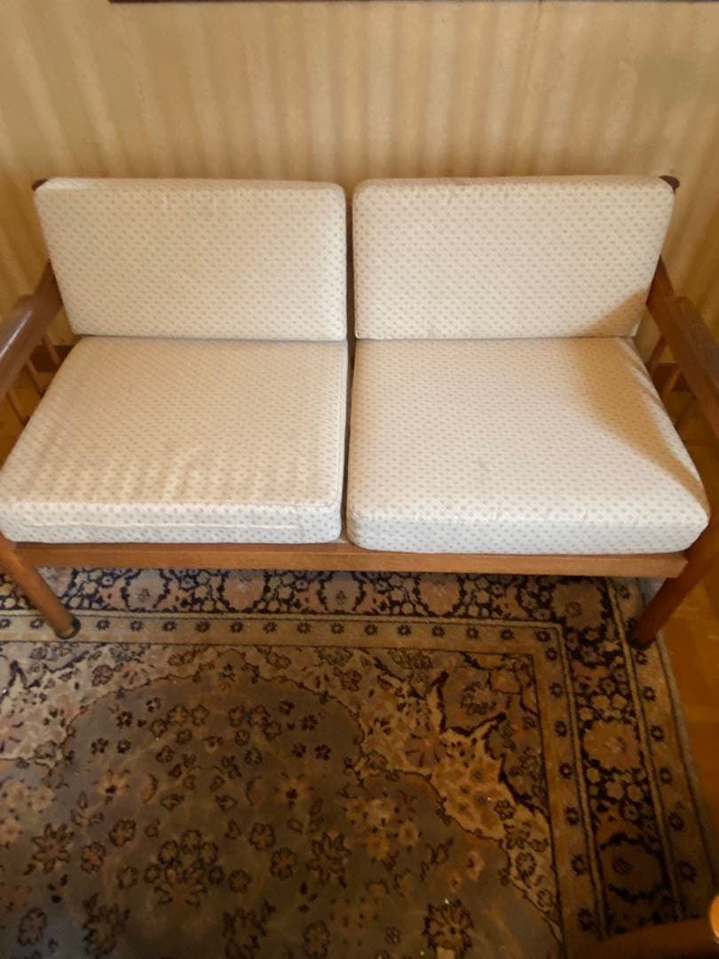 クリーム色の木製2人掛けソファ