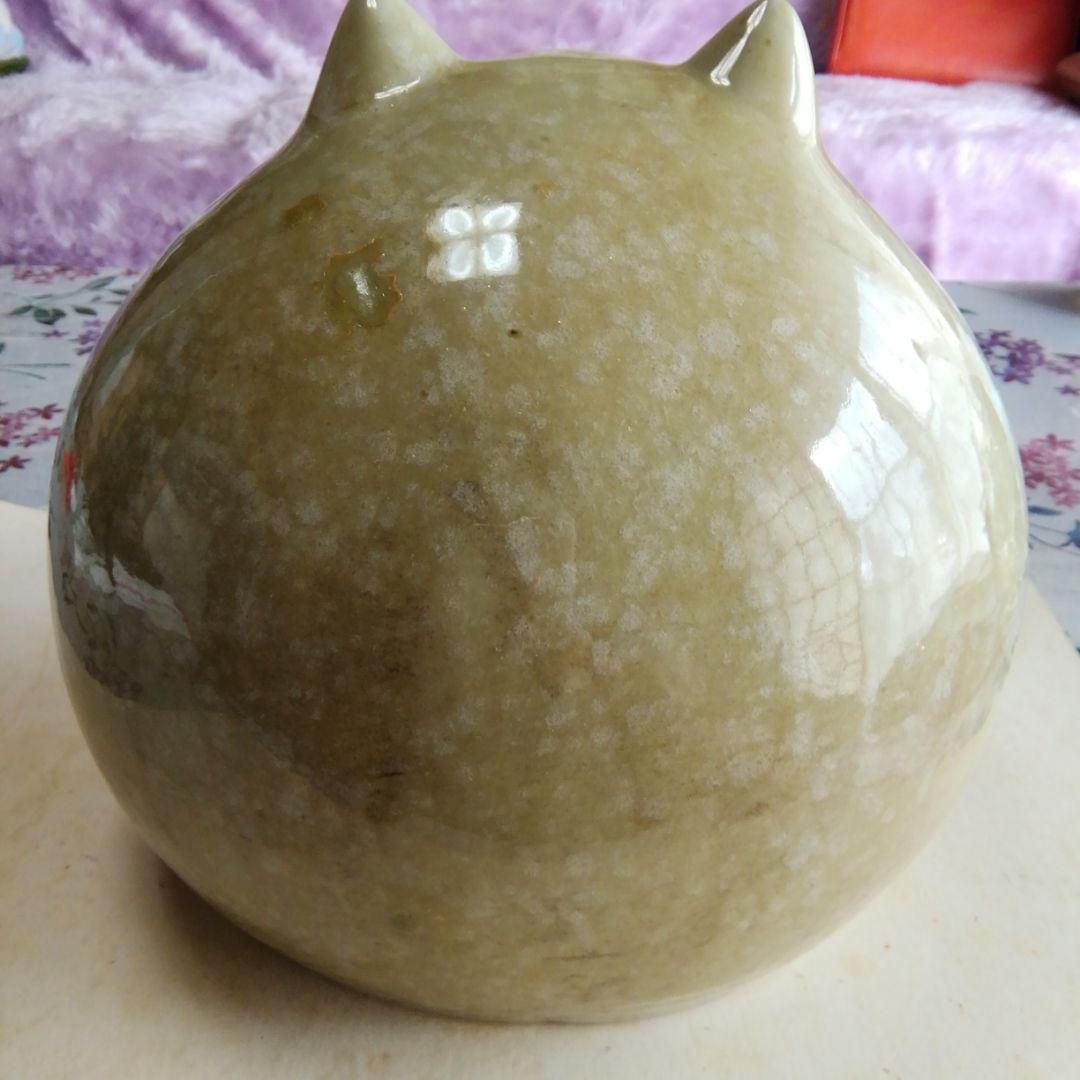 陶器のネコの置物。