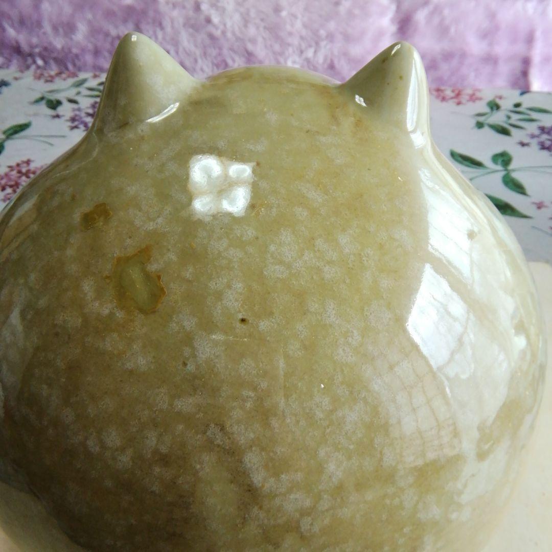 陶器のネコの置物。