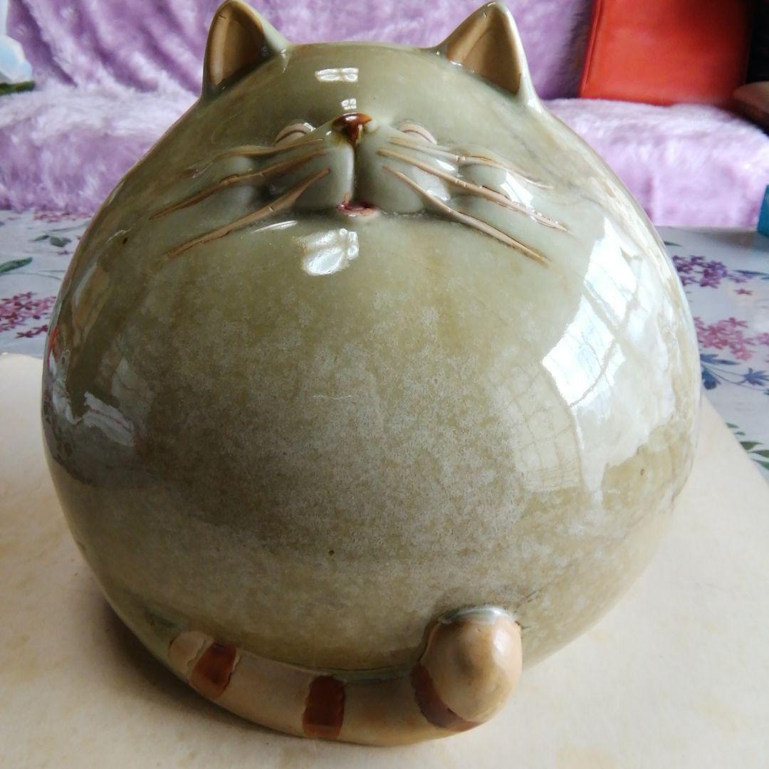 陶器のネコの置物。