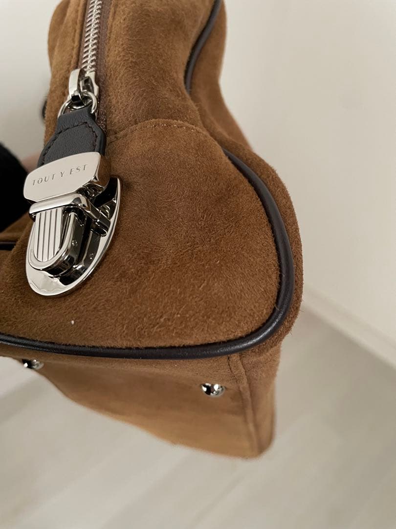 TOUT Y ESTトゥティエ ブラウン スエード SAC LOQUET