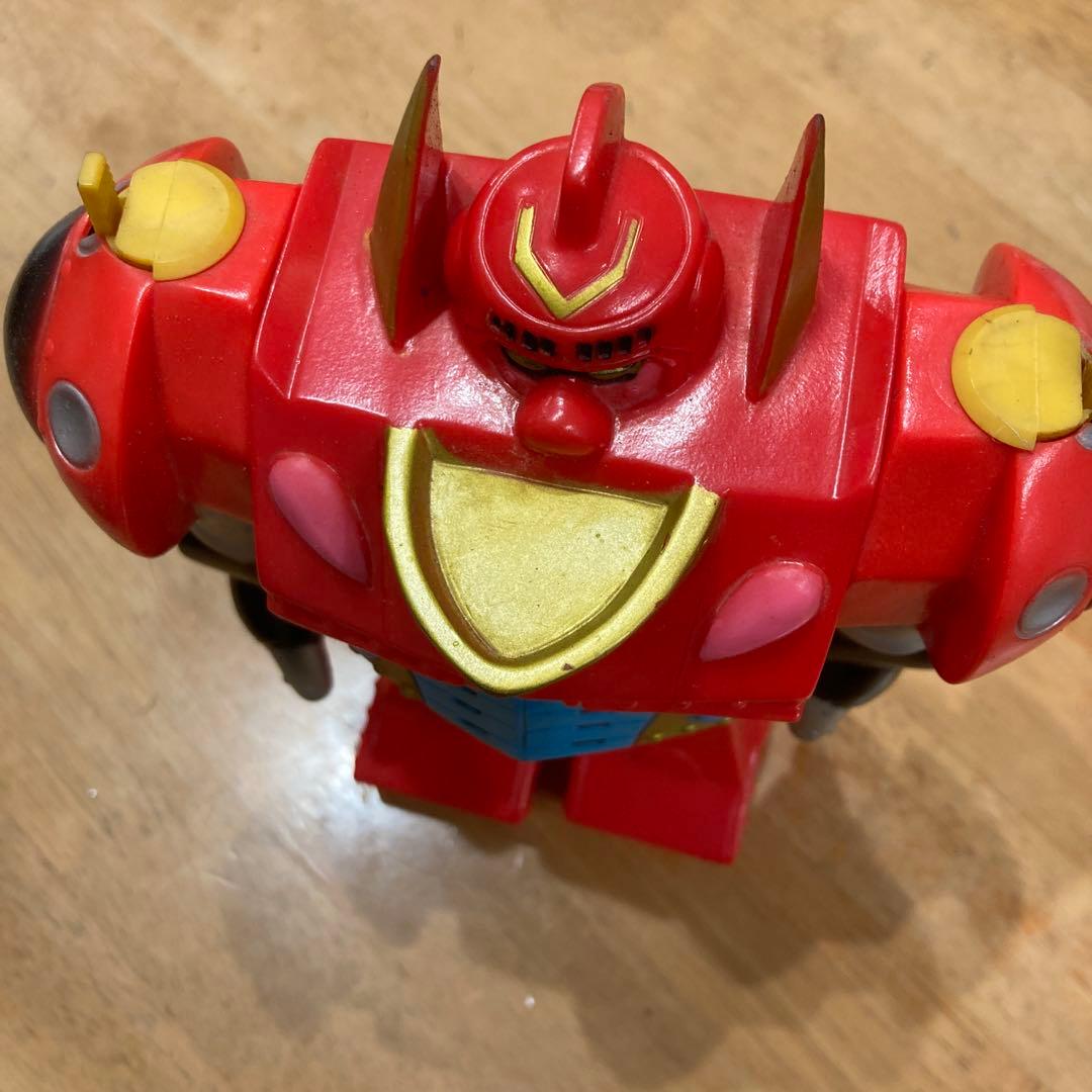 a*k様 赤いロボット型フィギュア