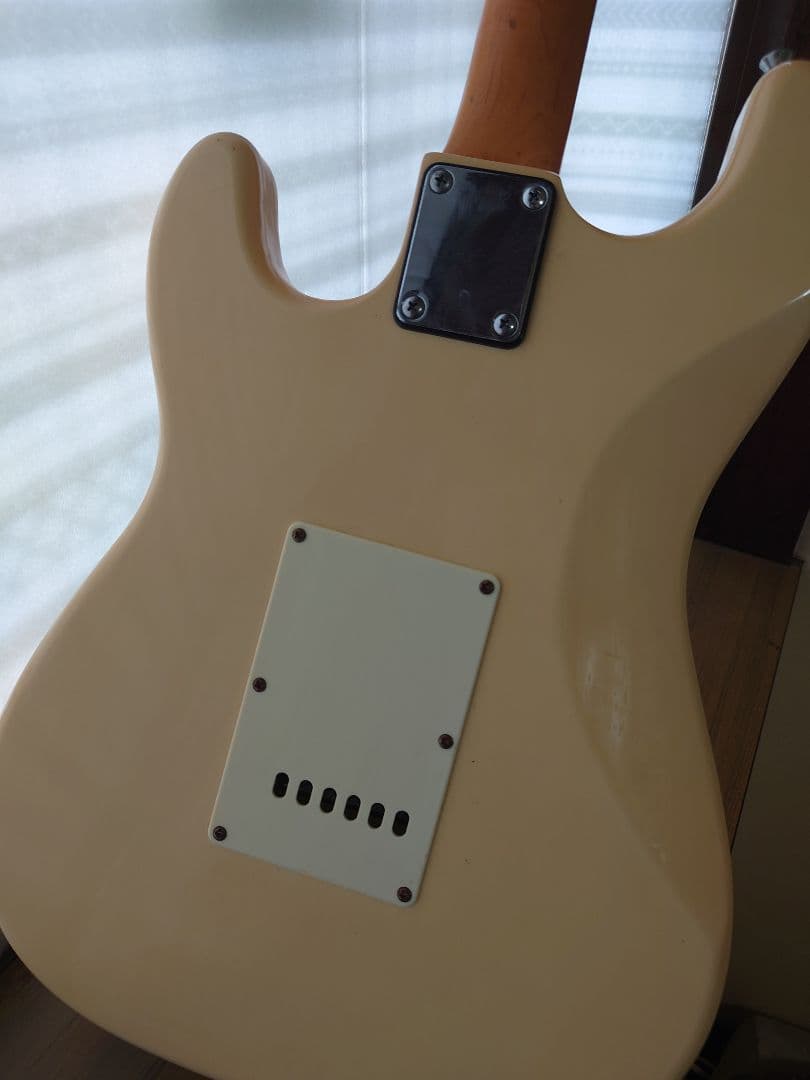 ストラトキャスター エレキギター クリーム色