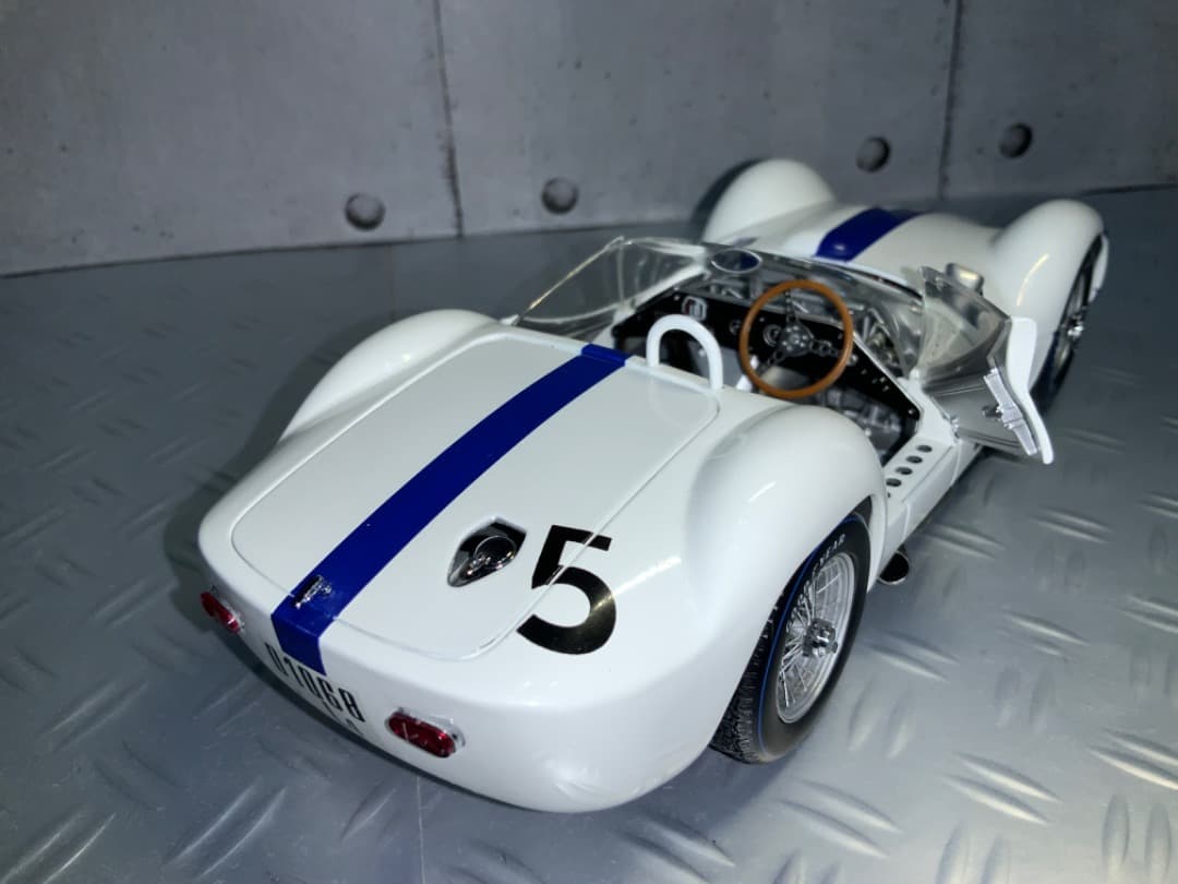 ミニカー　1/18 マセラティー　ティーポ61 ミニチャンプス