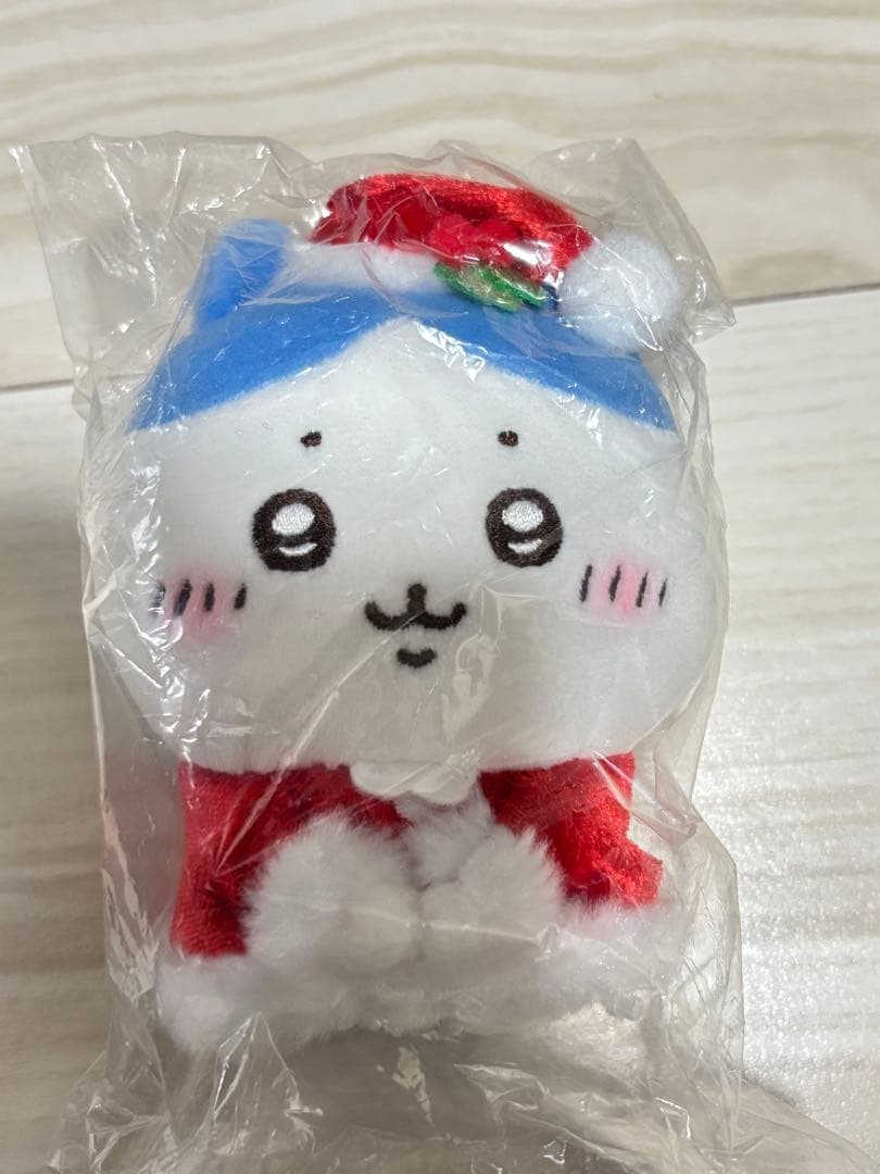 ちいかわ サンタさんだ！ 持ちますマスコット ぬいぐるみ ハチワレ
