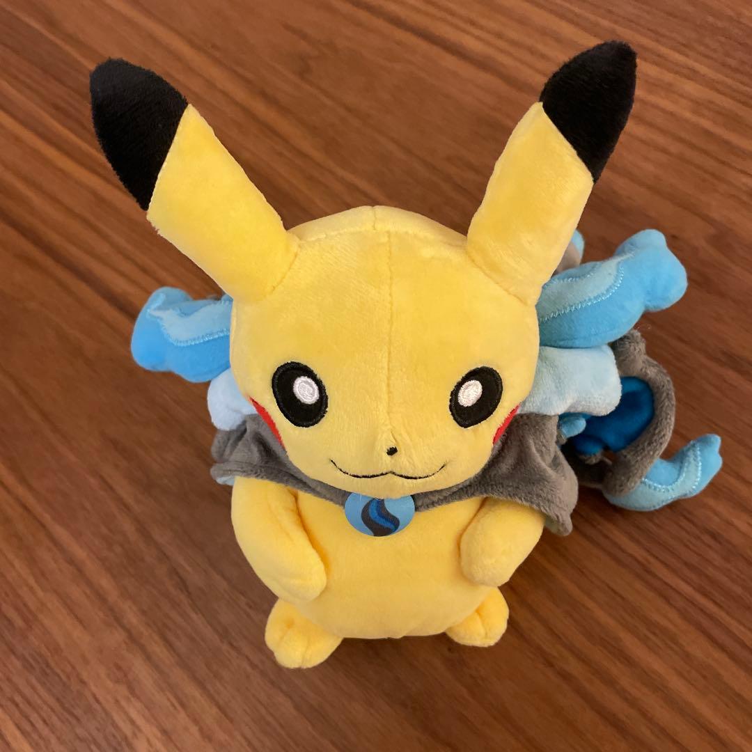 ポケモンセンター 限定 ぬいぐるみ メガリザードンXのポンチョを着たピカチュウ
