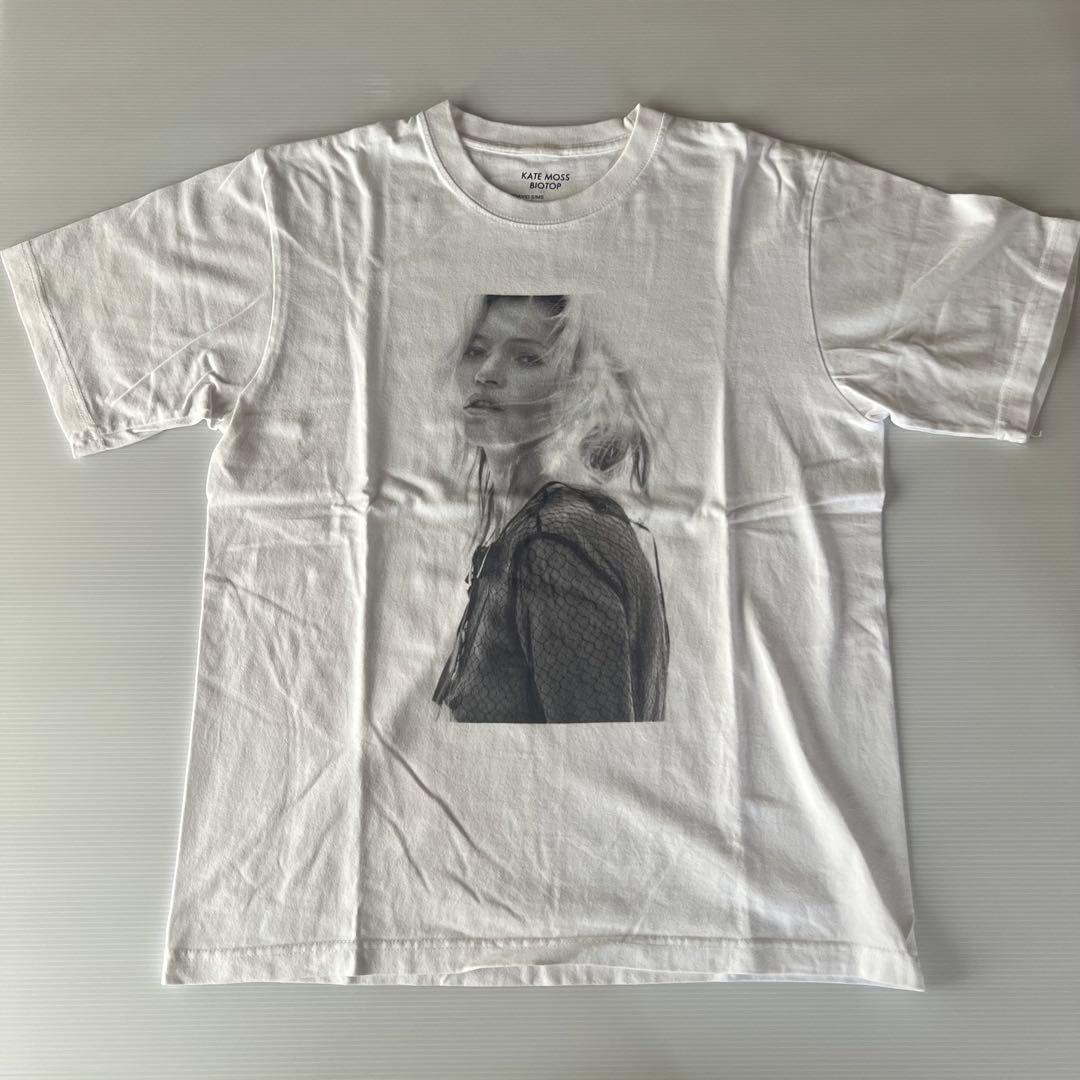 BIOTOP × KATE MOSS フォトTシャツ　ホワイト 25SS vol.2【Kate Moss by David Sims】 Photo T-shirts（Tシャツ