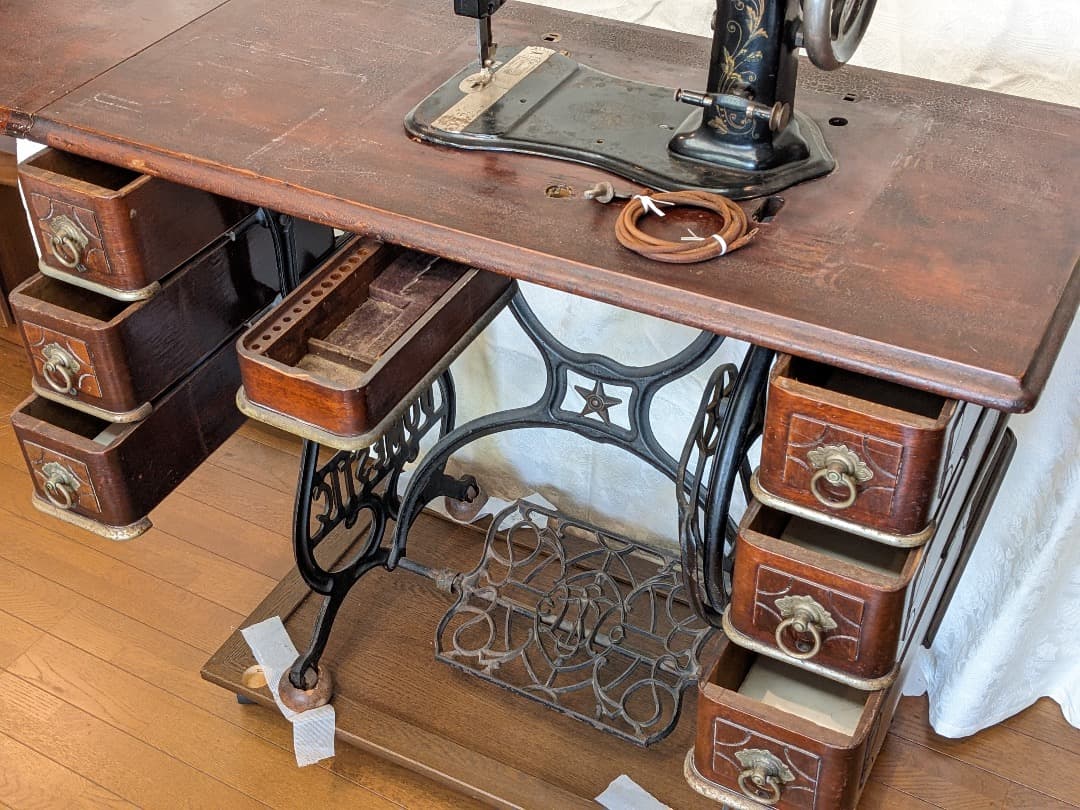 足踏みミシン レトロ 希少な引出し6個タイプ 星のマーク