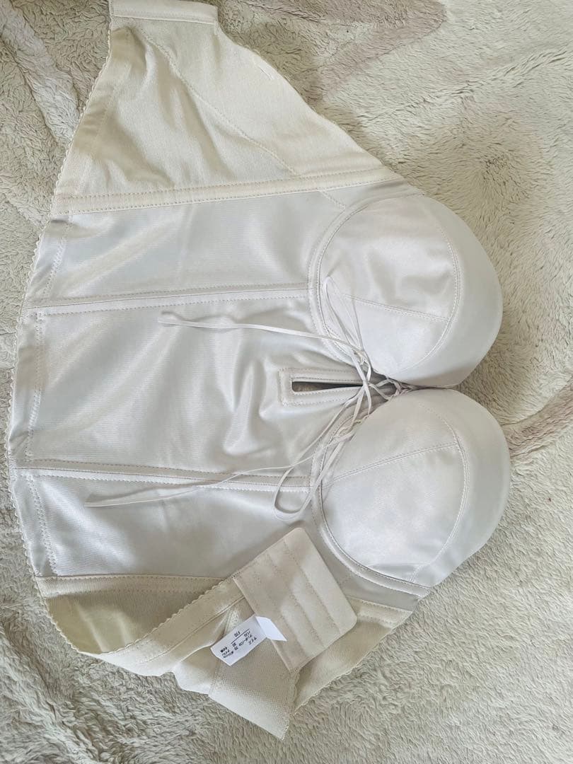 ＜最終値下げ！＞【美品】ブライダルインナー　バックレスビスチェ（F70）