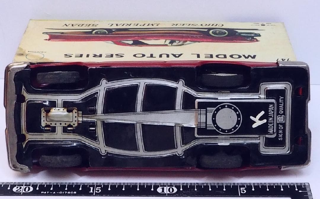 萬代屋【クライスラー インペリアル セダン赤】ブリキtin car【箱はコピー】