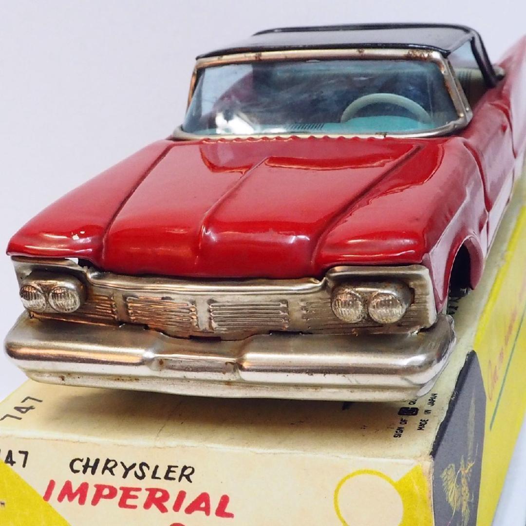 萬代屋【クライスラー インペリアル セダン赤】ブリキtin car【箱はコピー】