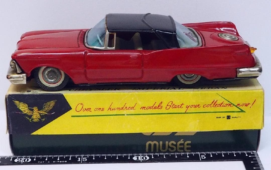 萬代屋【クライスラー インペリアル セダン赤】ブリキtin car【箱はコピー】