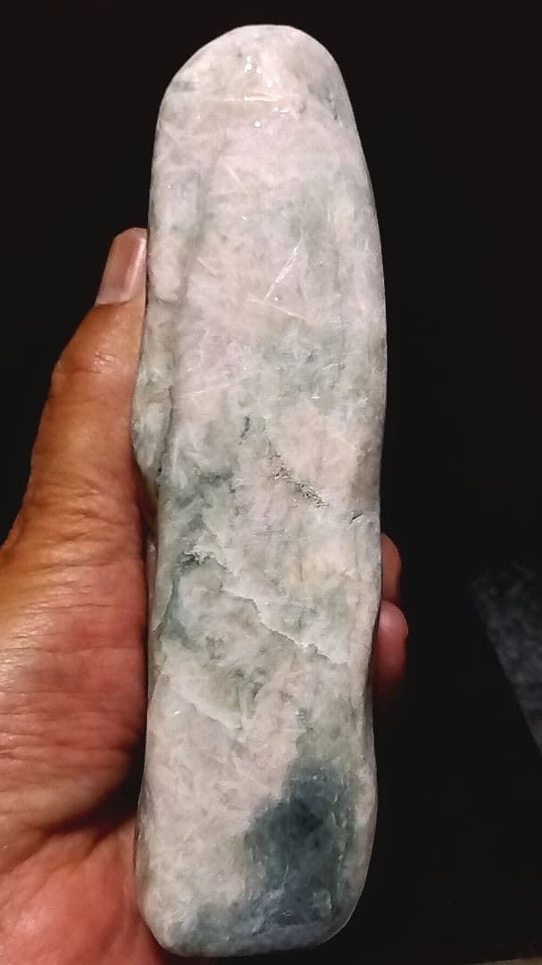 ☆翡翠原石☆糸魚川軟玉【姫川・転石磨き829g】