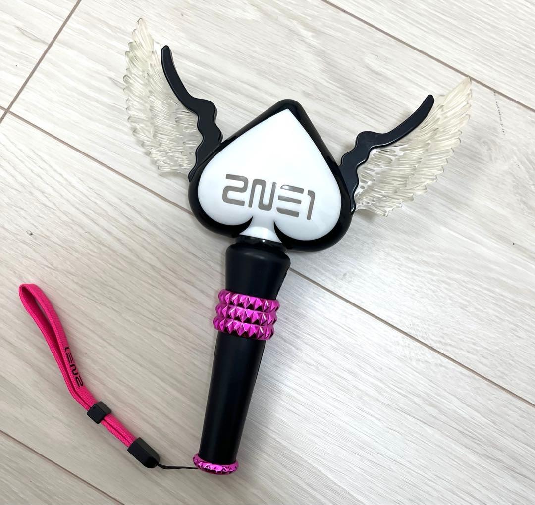 2NE1 ペンライト 翼付きハート型 - メルカリ