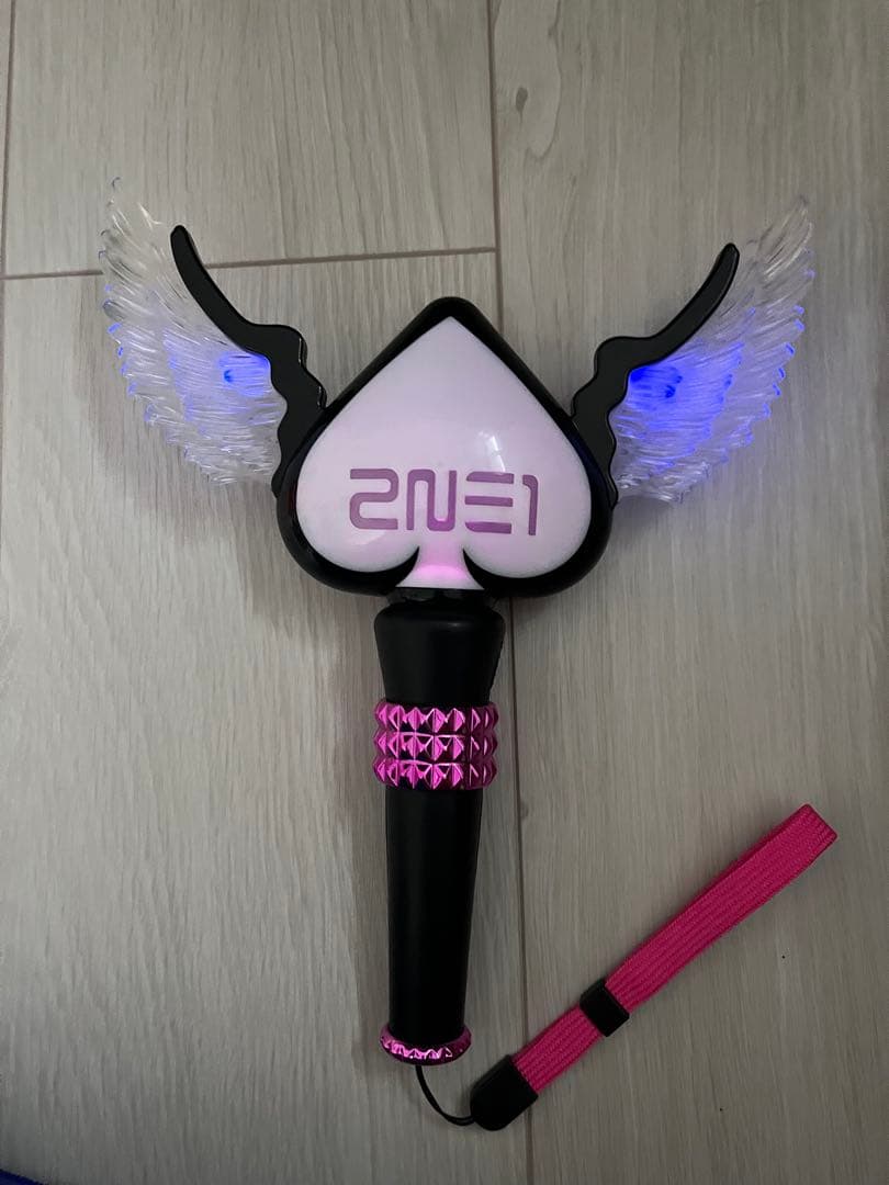 2NE1 ペンライト 翼付きハート型 - メルカリ