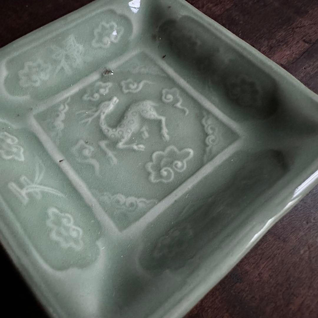 三田青磁 蝶陽刻文 緑釉 小皿 豆皿 角皿 古青磁 骨董 古美術 A - メルカリ