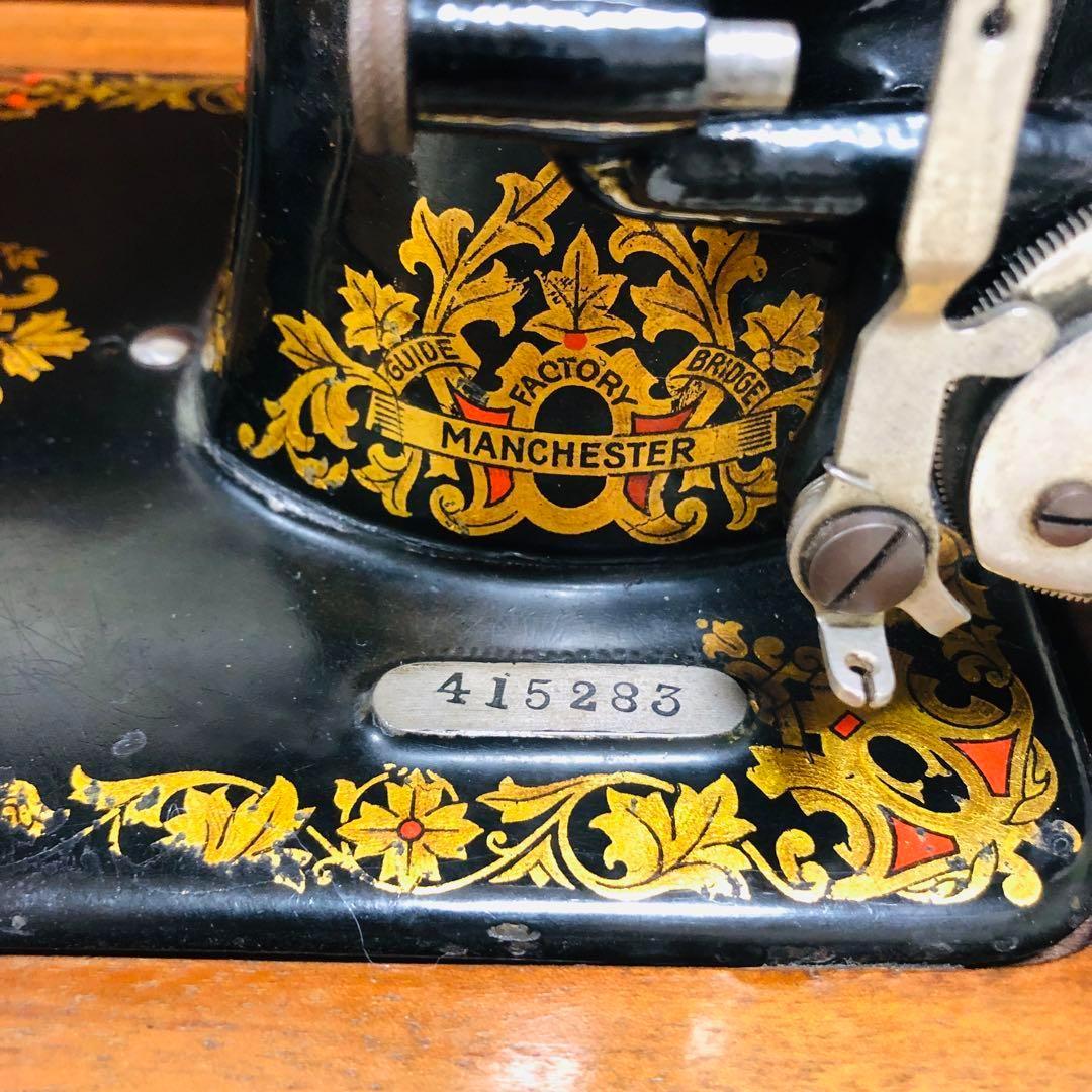 期間限定Sale ! 鍵付き木箱付きのとても美しい古いドイツ製ミシン |