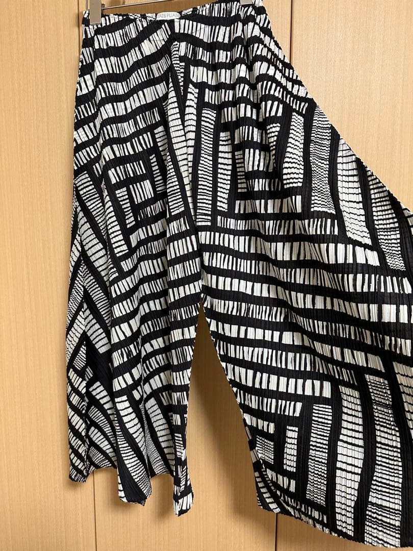 [美品•人気]PLEATS PLEASE白黒幾何学模様 フレアシルエットパンツ