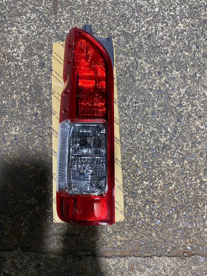 ハイエース200系テールランプ左 トヨタ200系ハイエース純正