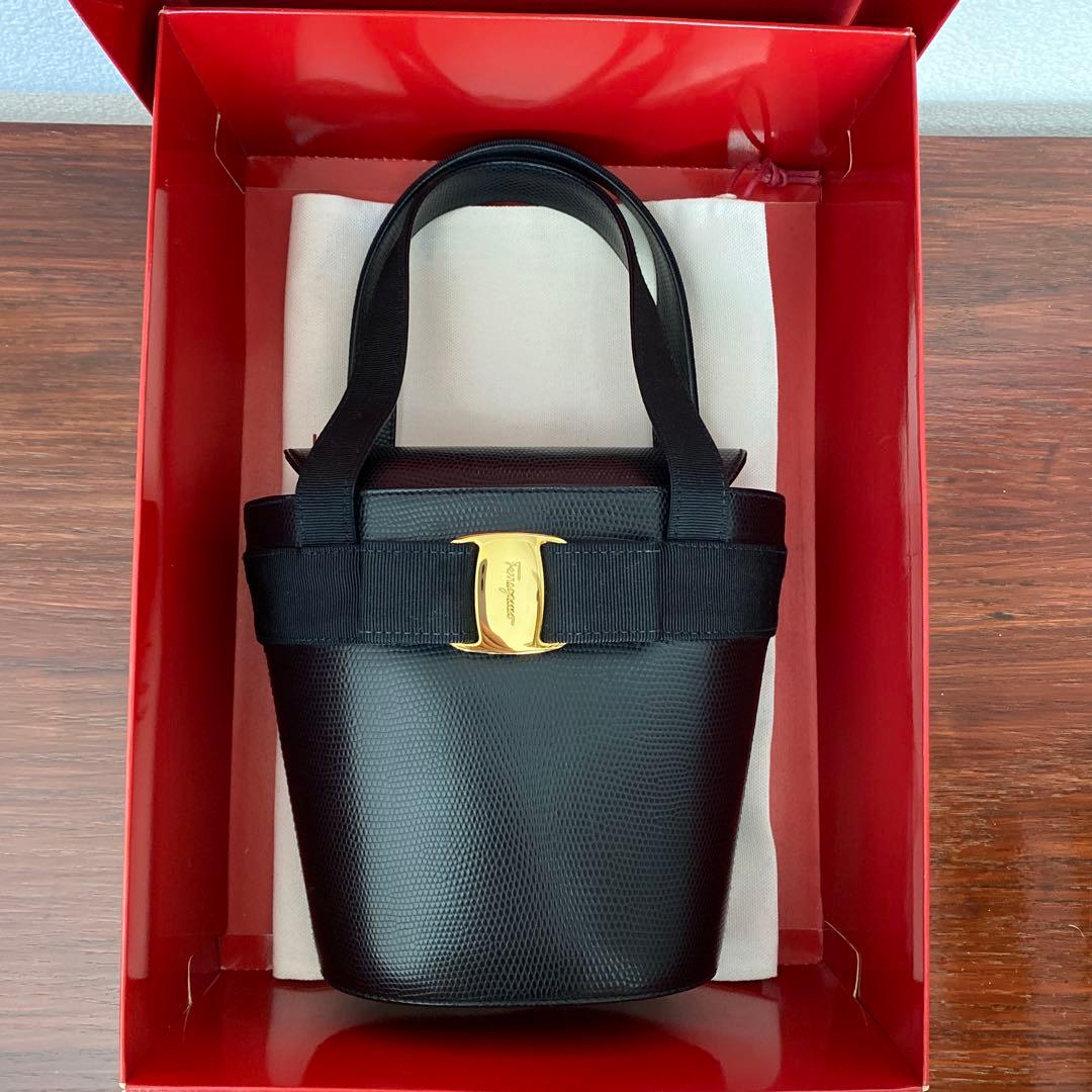 Salvatore Ferragamoハンドバッグ ヴァラリボン バケツバケット