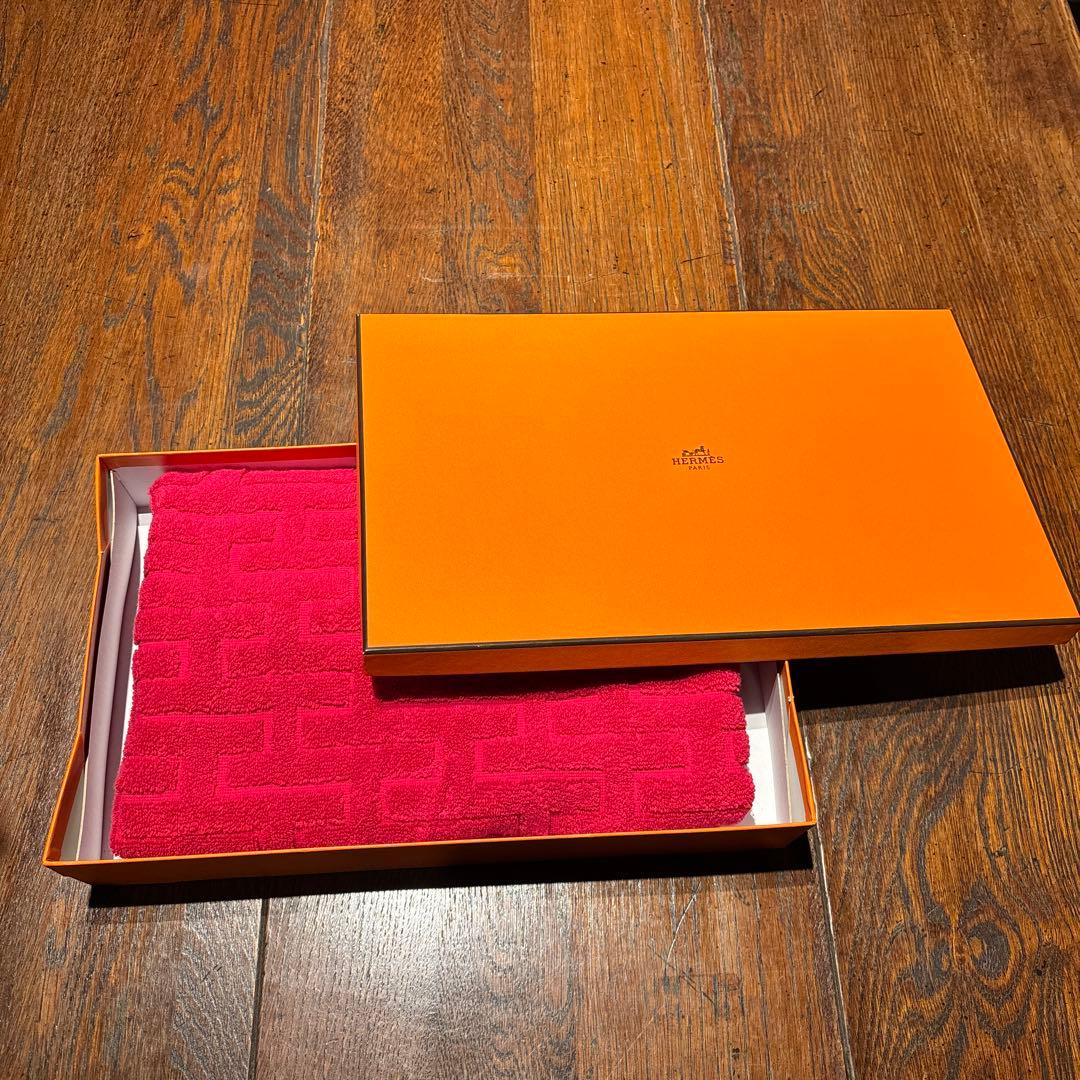 HERMES 赤 バスタオル 55×96センチ 箱付き