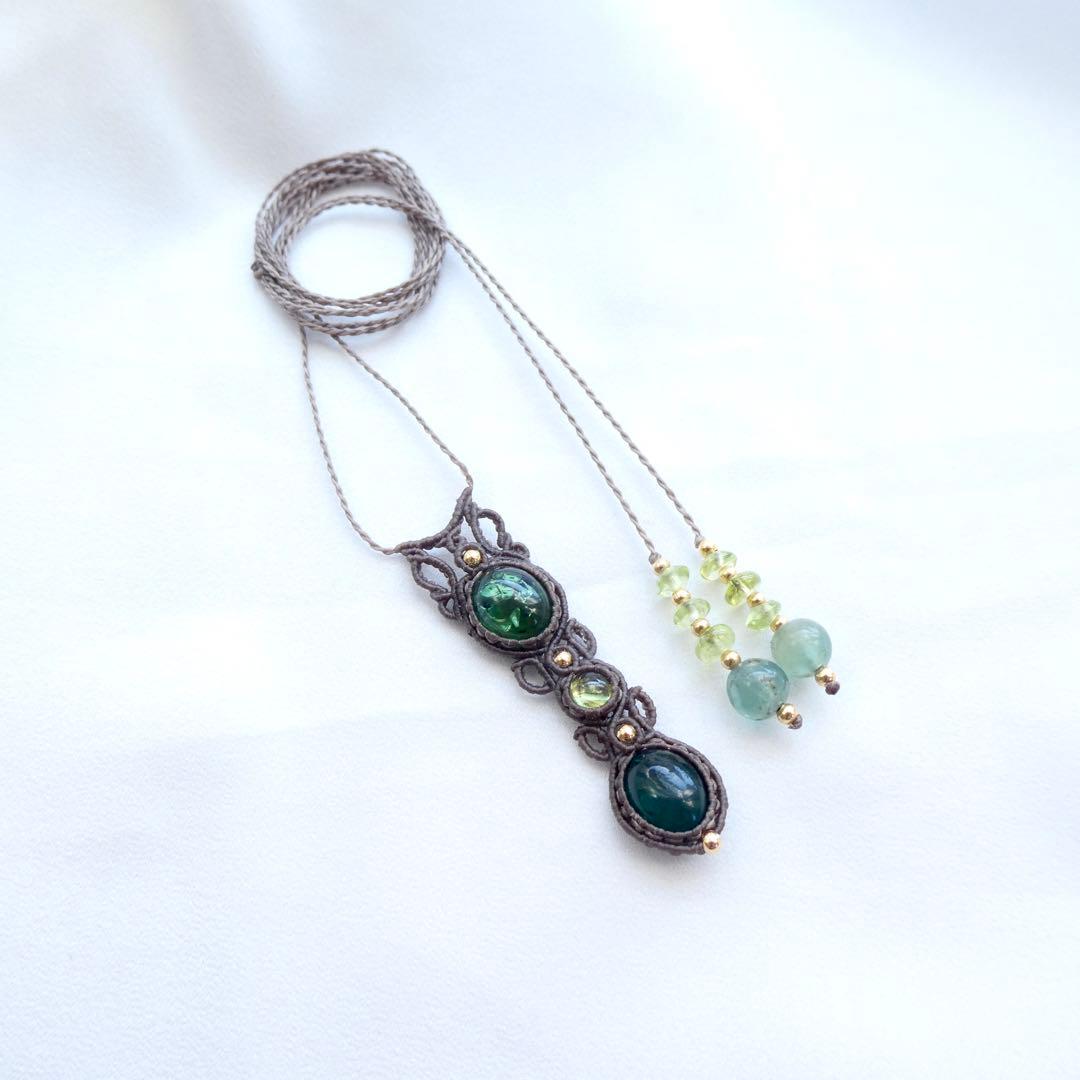 2種類のグリーンアンバー・ペリドットのマクラメネックレス 2種類の